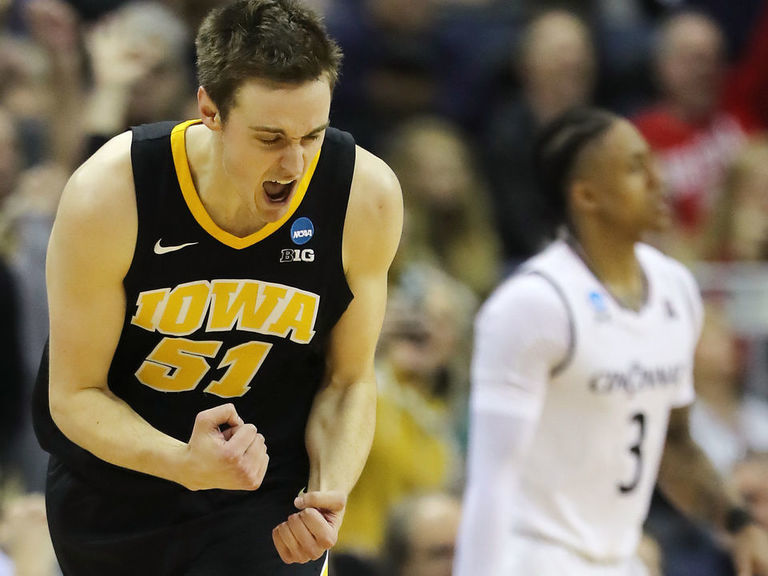 Iowa rides hot shooting in 2nd half to knock out Cincinnati | theScore.com