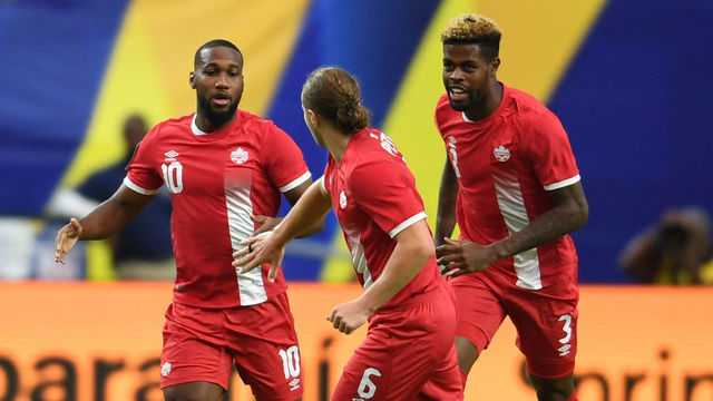 Canada's David Junior Hoilett (L) celebrates with teammates after scoring a goal during the 2017 CONCACAF Gold Cup at the University of Phoenix Stadium on July 20, 2017 in Glendale, Arizona. / AFP PHOTO / Robyn Beck