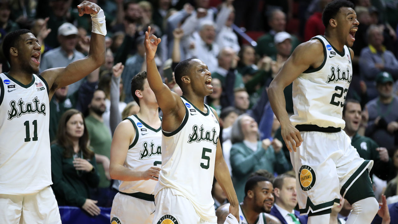 DES MOINES, IOWA - MARCH 23: Aaron Henry #11, Cassius Winston #5 and Xavier Tillman #23 of the Michigan State Spartans celebrate from the bench against the Minnesota Golden Gophers during the second half in the second round game of the 2019 NCAA Men's Basketball Tournament at Wells Fargo Arena on March 23, 2019 in Des Moines, Iowa.