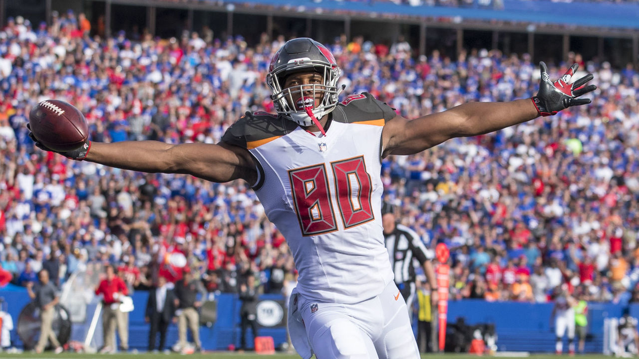 ORCHARD PARK, NY - OCTOBER 22: O.J. Howard #80 of the Tampa Bay Buccaneers celebrates scoring a touchdown during the third quarter against the Buffalo Bills at New Era Field on October 22, 2017 in Orchard Park, New York. Buffalo defeats Tampa Bay 30-27.
