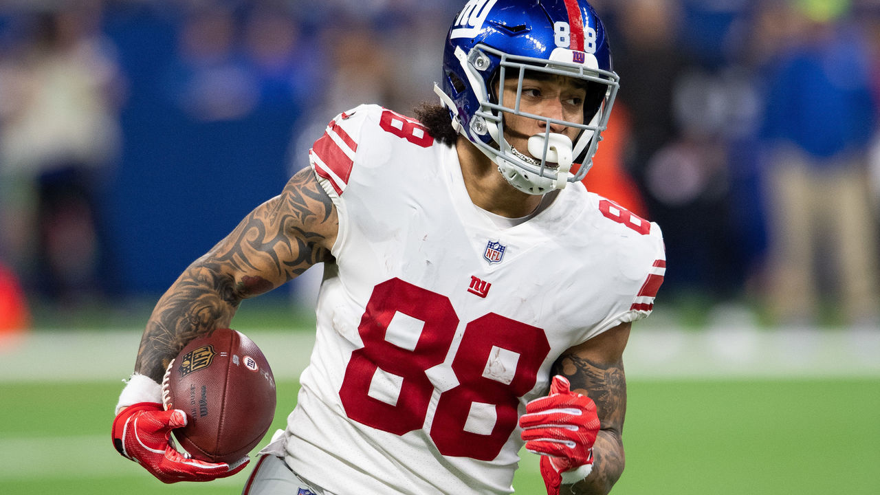INDIANAPOLIS, IN - DECEMBER 23: New York Giants tight end Evan Engram (88) runs to the outside after making a catch during the NFL game between the New York Giants and Indianapolis Colts on December 23, 2018, at Lucas Oil Stadium in Indianapolis, IN.