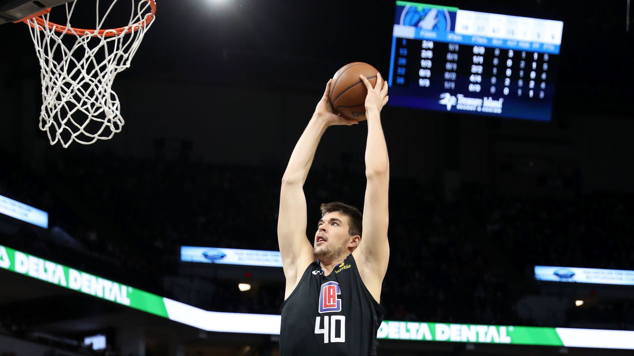 MINNEAPOLIS, MN - MARCH 26: Ivica Zubac #40 of the LA Clippers dunks the ball against the Minnesota Timberwolves on March 26, 2019 at Target Center in Minneapolis, Minnesota. NOTE TO USER: User expressly acknowledges and agrees that, by downloading and/or using this photograph, user is consenting to the terms and conditions of the Getty Images License Agreement. Mandatory Copyright Notice: Copyright 2019 NBAE