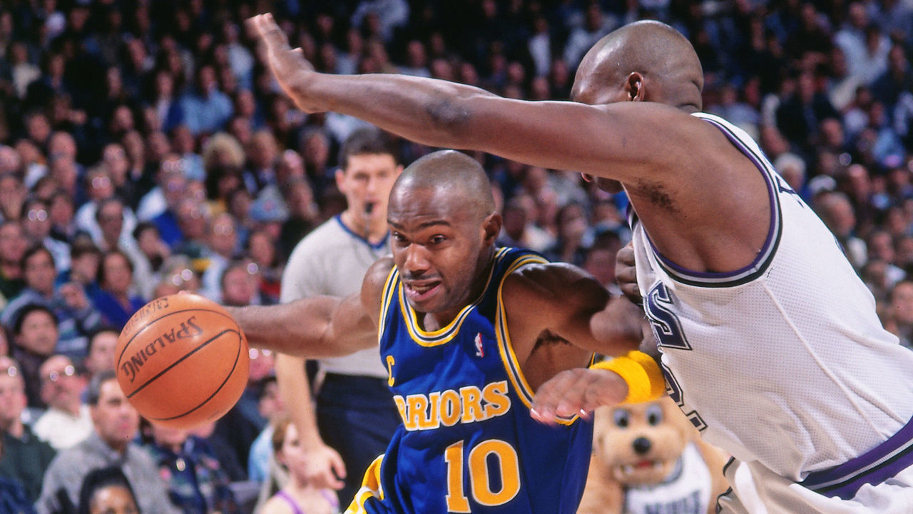 SACRAMENTO, CA - 1995: Tim Hardaway #10 of the Golden State Warriors drives to the basket against the Sacramento Kings circa 1995 at Arco Arena in Sacramento, California. Mandatory Copyright Notice: Copyright 1995 NBAE