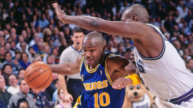 SACRAMENTO, CA - 1995: Tim Hardaway #10 of the Golden State Warriors drives to the basket against the Sacramento Kings circa 1995 at Arco Arena in Sacramento, California. Mandatory Copyright Notice: Copyright 1995 NBAE