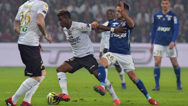 Strasbourg's midfielder Adrien Thomasson (R) vies with Guingamp's midfielder Didier Ndong (L) during the French League Cup final football match Guingamp vs Strasbourg, on March 30, 2019 at the Pierre-Mauroy stadium in Villeneuve d'Ascq.