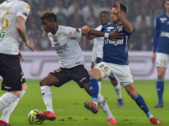 Strasbourg's midfielder Adrien Thomasson (R) vies with Guingamp's midfielder Didier Ndong (L) during the French League Cup final football match Guingamp vs Strasbourg, on March 30, 2019 at the Pierre-Mauroy stadium in Villeneuve d'Ascq.
