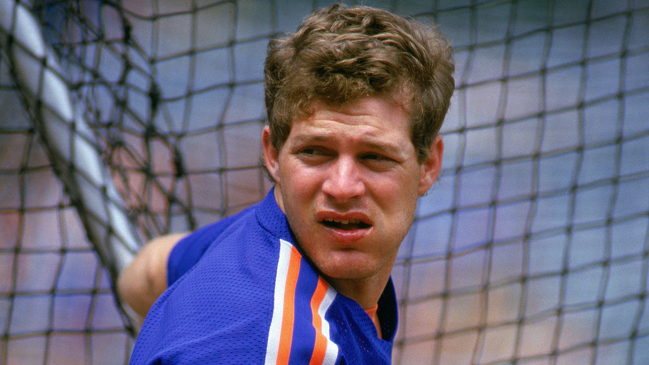 1987: Lenny Dykstra #4 of the New York Mets stands on the sideline during a game in the 1987 season.
