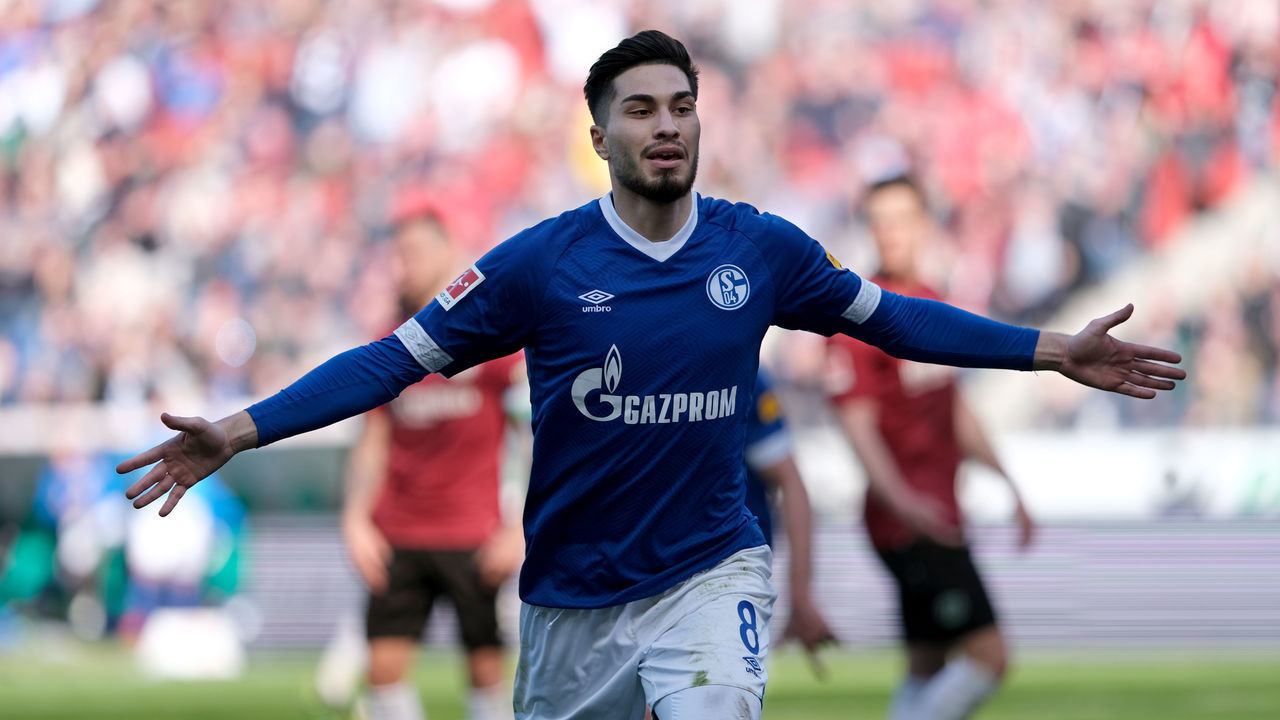 31 March 2019, Lower Saxony, Hannover: Soccer: Bundesliga, 27th matchday: Hannover 96 - FC Schalke 04 in the HDI-Arena. Schalke's Suat Serdar cheers his goal to 0:1 against Hannover 96. Photo: Peter Steffen/dpa - IMPORTANT NOTE: In accordance with the requirements of the DFL Deutsche Fußball Liga or the DFB Deutscher Fußball-Bund, it is prohibited to use or have used photographs taken in the stadium and/or the match in the form of sequence images and/or video-like photo sequences.