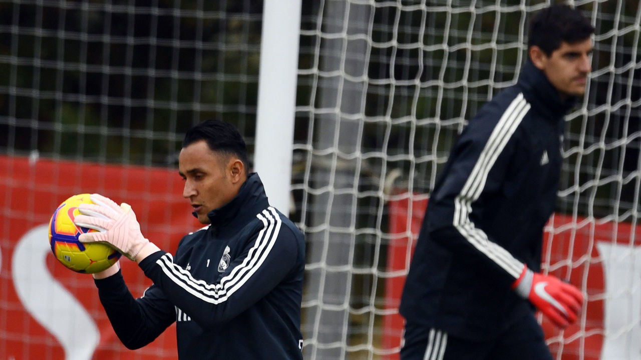Real Madrid's Costa Rican goalkeeper Keylor Navas (L) and Real Madrid's Belgian goalkeeper Thibaut Courtois attend a training session at the Ciudad Real Madrid training facilities in Madrid's suburb of Valdebebas, on October 27, 2018 on the eve of the Spanish League 'Clasico' football match Real Madrid CF vs FC Barcelona.