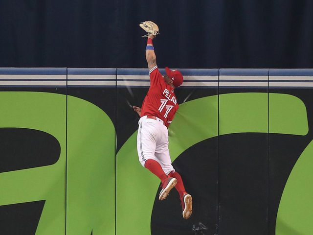 Kevin Pillar reprises Superman flying catch