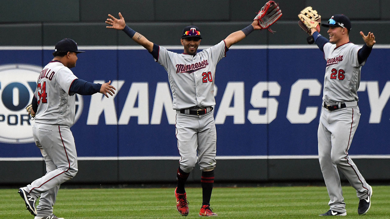 Twins Byron Buxton leaves game after crashing into wall