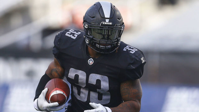 BIRMINGHAM, ALABAMA - MARCH 31: Running back Trent Richardson #33 of the Birmingham Iron carries the ball during the second half of an Alliance of American Football game against the Atlanta Legends at Legion Field on March 31, 2019 in Birmingham, Alabama.î