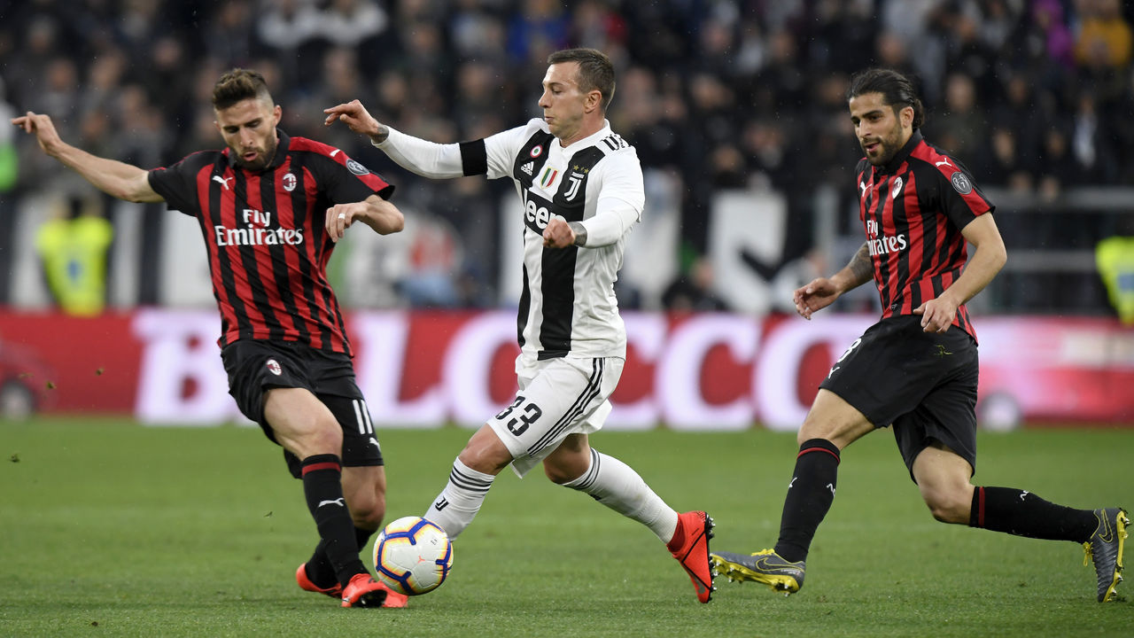 TURIN, ITALY - APRIL 06: Federico Bernardeschi of Juventus and Fabio Borini of AC Milan during the Serie A match between Juventus and AC Milan on April 6, 2019 in Turin, Italy.