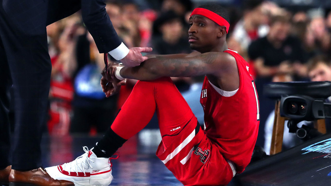 MINNEAPOLIS, MINNESOTA - APRIL 06: Head coach Chris Beard of the Texas Tech Red Raiders talks with Tariq Owens #11 in the second half against the Michigan State Spartans during the 2019 NCAA Final Four semifinal at U.S. Bank Stadium on April 6, 2019 in Minneapolis, Minnesota.
