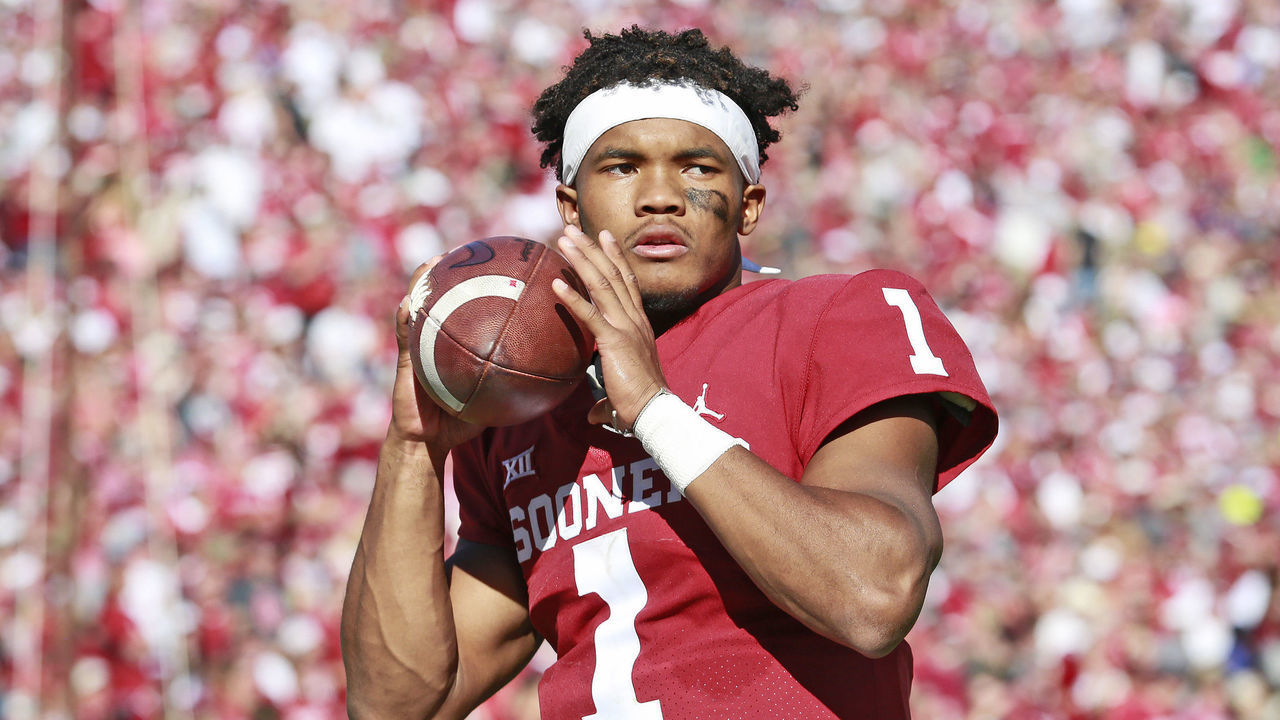NORMAN, OK - OCTOBER 27: Quarterback Kyler Murray #1 of the Oklahoma Sooners warms up on the sidelines during the game against the Kansas State Wildcats at Gaylord Family Oklahoma Memorial Stadium on October 27, 2018 in Norman, Oklahoma. Oklahoma defeated Kansas State 51-14.