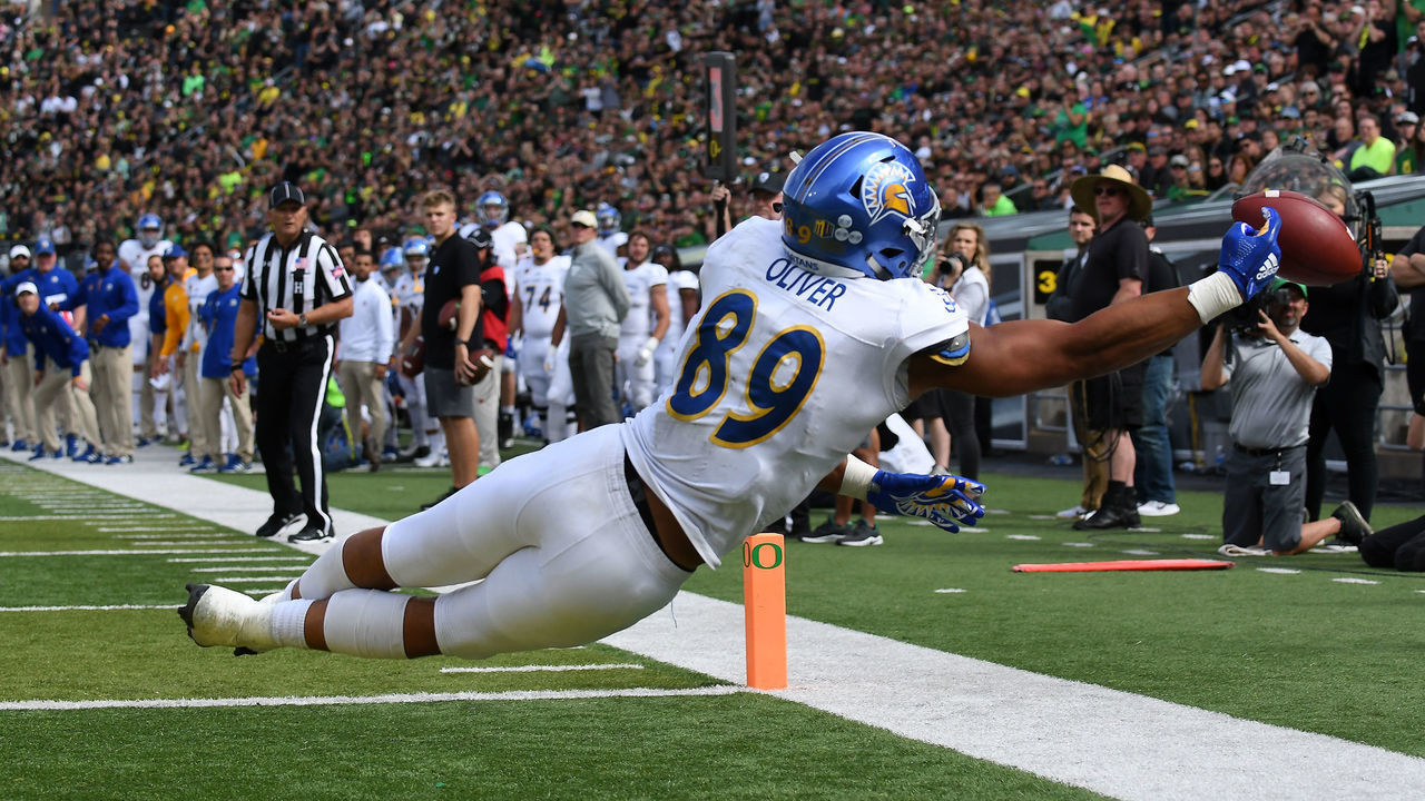 EUGENE, OR - SEPTEMBER 15: San Jose State TE Josh Oliver (89) dives for a catch in the end zone but cannot pull it in during an NCAA football game between the Oregon Ducks and San Jose State Spartans on September 15, 2018, at Autzen Stadium in Eugene, Oregon.