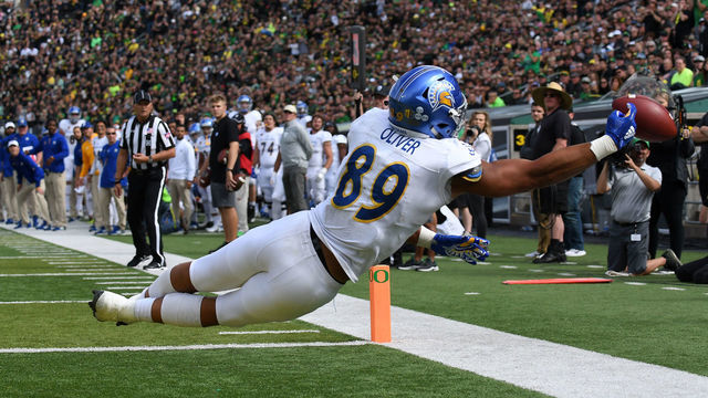 EUGENE, OR - SEPTEMBER 15: San Jose State TE Josh Oliver (89) dives for a catch in the end zone but cannot pull it in during an NCAA football game between the Oregon Ducks and San Jose State Spartans on September 15, 2018, at Autzen Stadium in Eugene, Oregon.