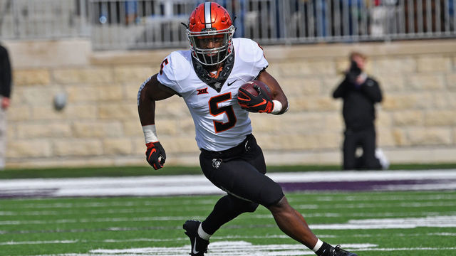 MANHATTAN, KS - OCTOBER 13: Running back Justice Hill #5 of the Oklahoma State Cowboys runs up field against the Kansas State Wildcats during the first half on October13, 2018 at Bill Snyder Family Stadium in Manhattan, Kansas.