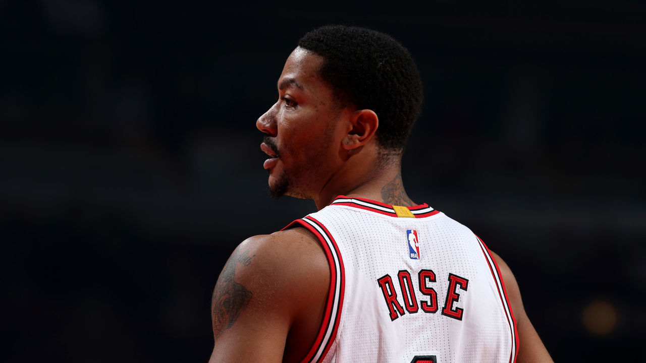 CHICAGO, IL - JANUARY 11: Derrick Rose #1 of the Chicago Bulls before the game against the Washington Wizards on January 11, 2016 at the United Center in Chicago, Illinois. Mandatory Copyright Notice: Copyright 2016 NBAE