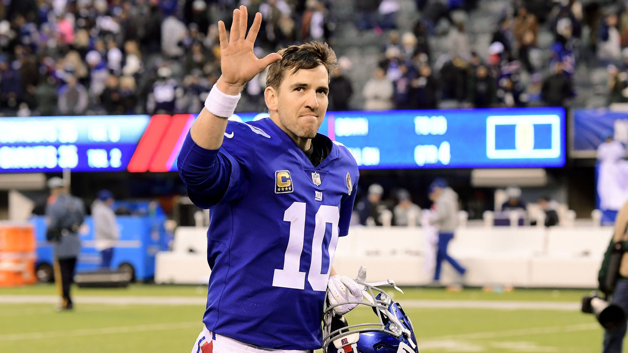 EAST RUTHERFORD, NEW JERSEY - DECEMBER 30: Eli Manning #10 of the New York Giants waves to the fans as he leaves the field following his teams 36-35 loss to the Dallas Cowboys at MetLife Stadium on December 30, 2018 in East Rutherford, New Jersey.