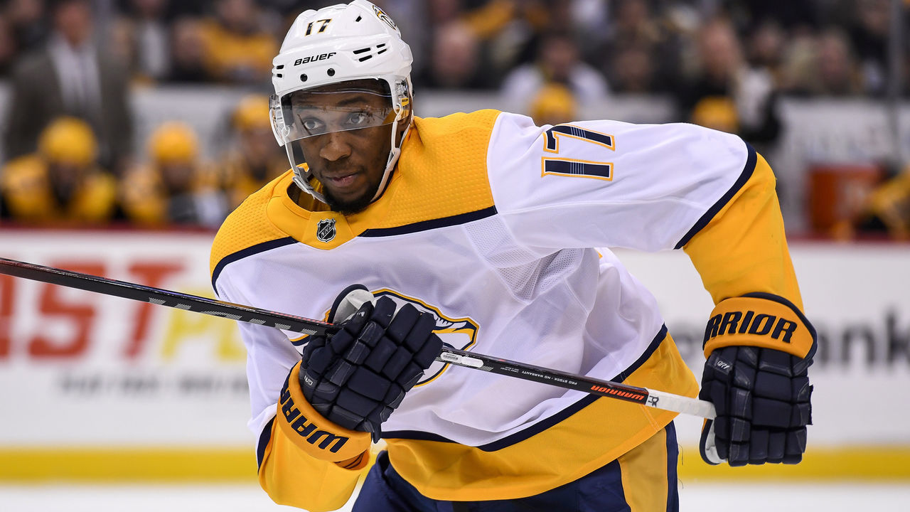 PITTSBURGH, PA - MARCH 29: Nashville Predators Right Wing Wayne Simmonds (17) forechecks during the third period in the NHL game between the Pittsburgh Penguins and the Nashville Predators on March 29, 2019, at PPG Paints Arena in Pittsburgh, PA.