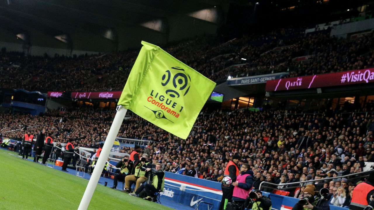 PARIS, FRANCE - NOVEMBER 02: Neymar Jr of Paris Saint-Germain rolls in pain and hangs in the corner flag during the French Ligue 1 match between Paris-Saint Germain and Lille OSC at Parc des Princes on November 2, 2018 in Paris, France.