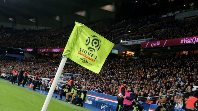 PARIS, FRANCE - NOVEMBER 02: Neymar Jr of Paris Saint-Germain rolls in pain and hangs in the corner flag during the French Ligue 1 match between Paris-Saint Germain and Lille OSC at Parc des Princes on November 2, 2018 in Paris, France.