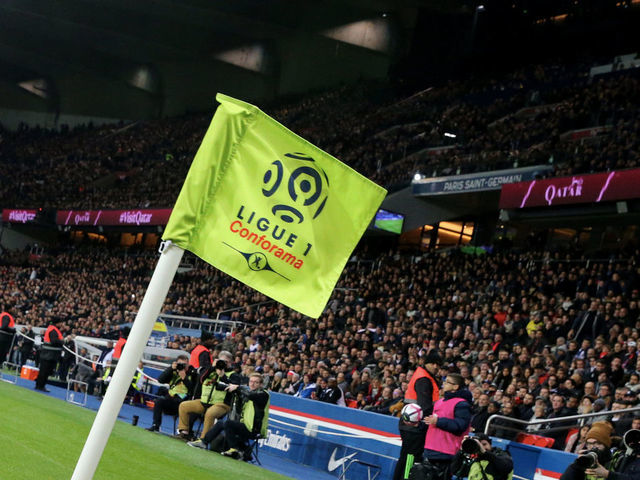PARIS, FRANCE - NOVEMBER 02: Neymar Jr of Paris Saint-Germain rolls in pain and hangs in the corner flag during the French Ligue 1 match between Paris-Saint Germain and Lille OSC at Parc des Princes on November 2, 2018 in Paris, France.