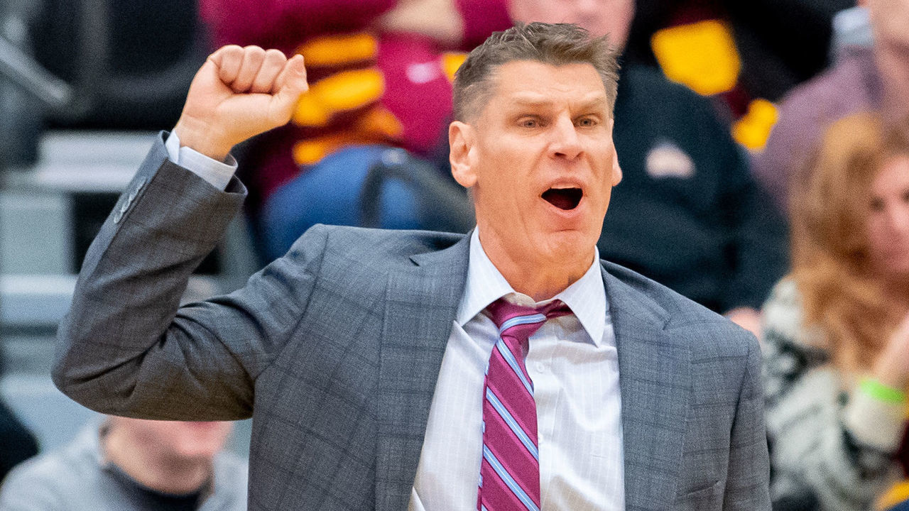 CHICAGO, IL - JANUARY 15: Loyola-Chicago Ramblers head coach Porter Moser directs his team during a game between the Valparaiso Crusaders and the Loyola-Chicago Ramblers on January 15, 2019, at the Joseph J. Gentile Arena in Chicago, IL.