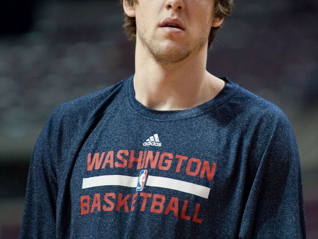 VIDEO: Can we ask who Jan Vesely is faking out here?