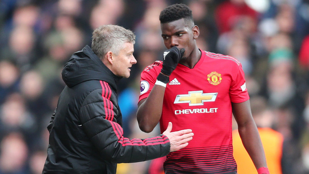 LONDON, ENGLAND - FEBRUARY 09: Ole Gunnar Solskjaer, Interim Manager of Manchester United talks with Paul Pogba of Manchester United during the Premier League match between Fulham FC and Manchester United at Craven Cottage on February 9, 2019 in London, United Kingdom.