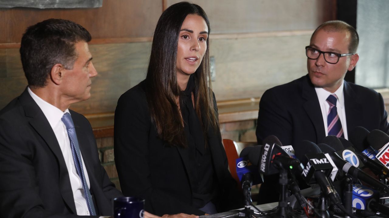 LOS ANGELES, CA - APRIL 23, 2019 - - Former sports reporter Kelli Tennant, center, and her attorneys, Garo Mardirossian, left, and David de Robertis hold a news conference to discuss her sexual assault allegation against former Los Angeles Lakers head coach Luke Walton in the mid-Wilshire District in Los Angeles on April 23, 2019. (Genaro Molina/Los Angeles Times)