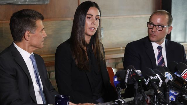 LOS ANGELES, CA - APRIL 23, 2019 - - Former sports reporter Kelli Tennant, center, and her attorneys, Garo Mardirossian, left, and David de Robertis hold a news conference to discuss her sexual assault allegation against former Los Angeles Lakers head coach Luke Walton in the mid-Wilshire District in Los Angeles on April 23, 2019. (Genaro Molina/Los Angeles Times)