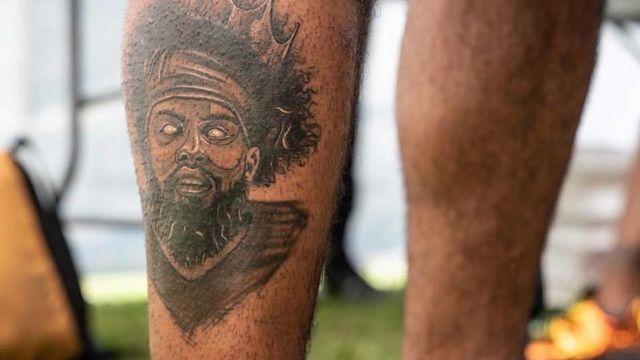 Ezekiel Elliott gets tattoo of himself on leg