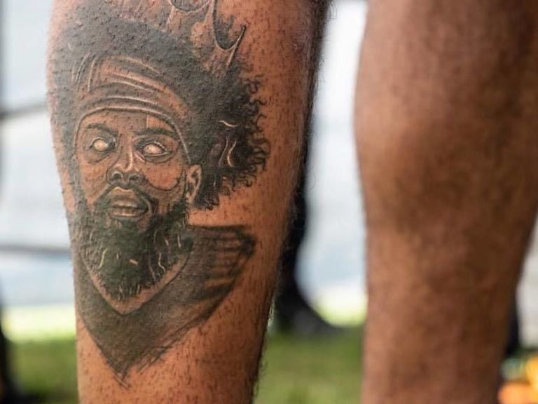 Ezekiel Elliott gets tattoo of himself on leg