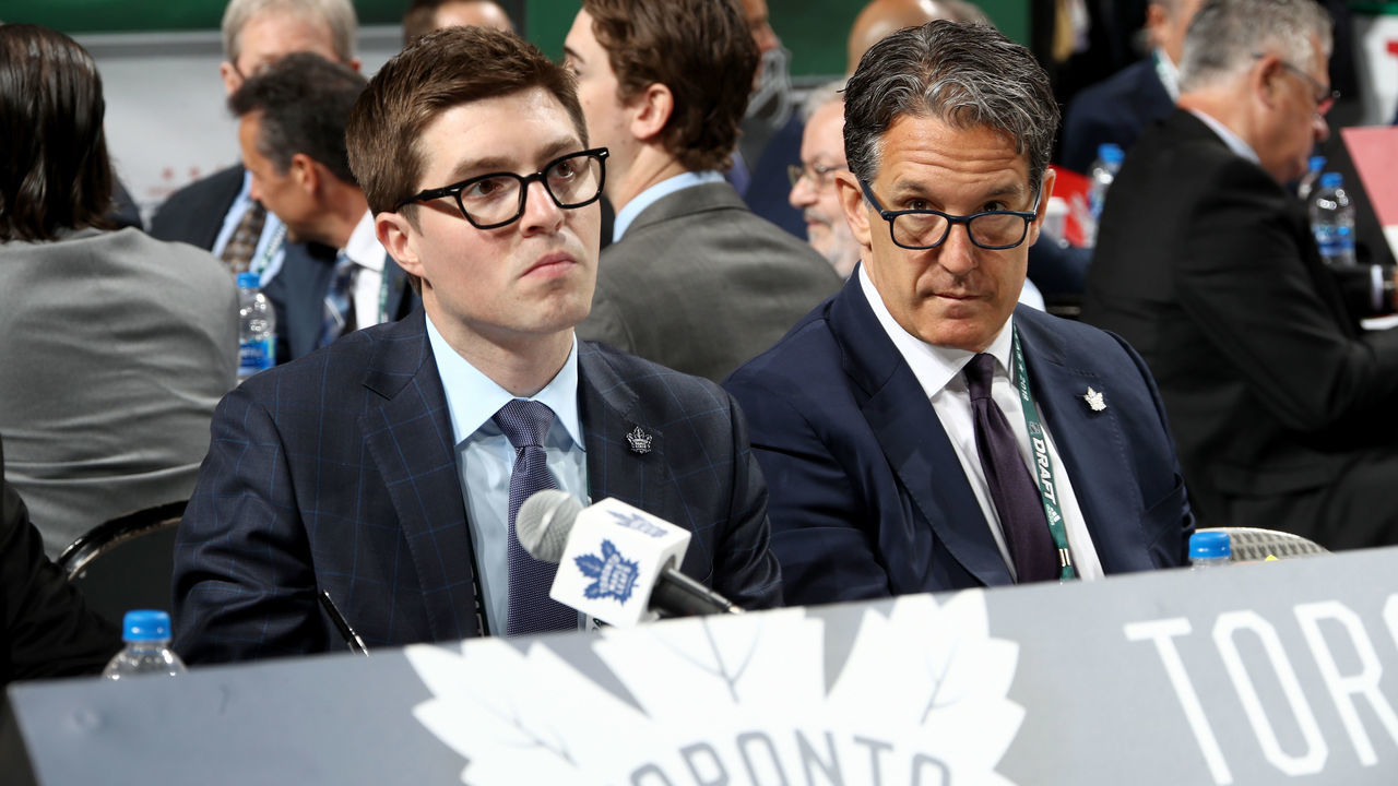 DALLAS, TX - JUNE 23: (l-r) Kyle Dubas and Brendan Shanahan of the Toronto Maple Leafs handle the draft table during the 2018 NHL Draft at American Airlines Center on June 23, 2018 in Dallas, Texas.