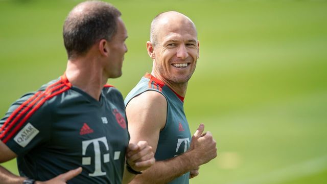 25 April 2019, Bavaria, Munich: Arjen Robben (r) walks across the pitch with a coach during the public training of the Bundesliga soccer team FC Bayern München. Photo: Sina Schuldt/dpa