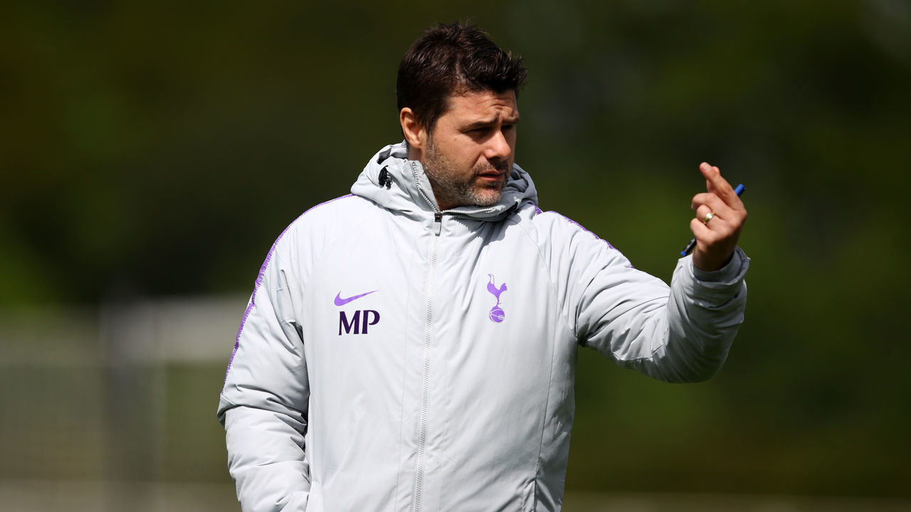 ENFIELD, ENGLAND - APRIL 29: Mauricio Pochettino, Manager of Tottenham Hotspur gives his team instructions during a training session ahead of their UEFA Champions League Semi Final first leg match against Ajax on April 29, 2019 in Enfield, England.