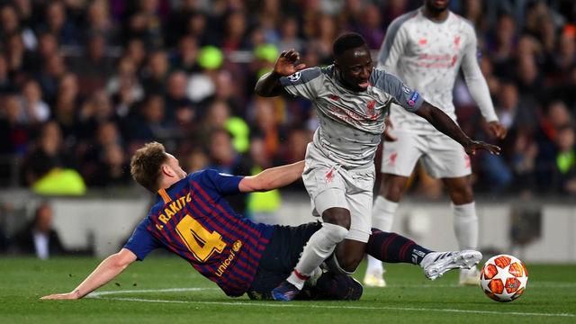 BARCELONA, SPAIN - MAY 01: Ivan Rakitic of FC Barcelona and Naby Keita of Liverpool compete for the ball during the UEFA Champions League Semi Final first leg match between Barcelona and Liverpool at the Nou Camp on May 01, 2019 in Barcelona, Spain.