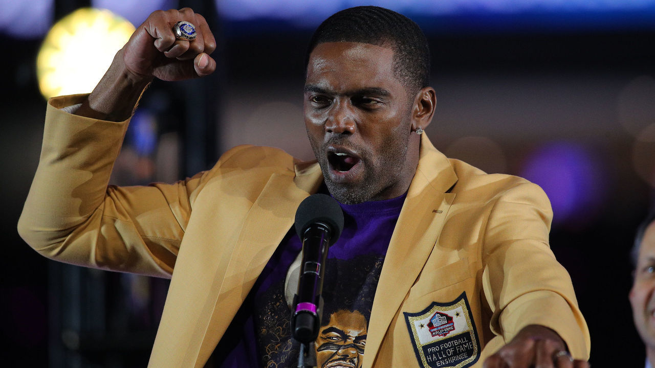 MINNEAPOLIS, MN - NOVEMBER 25: Former Minnesota Viking Randy Moss speaks during his NFL Hall of Fame award ceremony at half time against the Green Bay Packers at U.S. Bank Stadium on November 25, 2018 in Minneapolis, Minnesota.