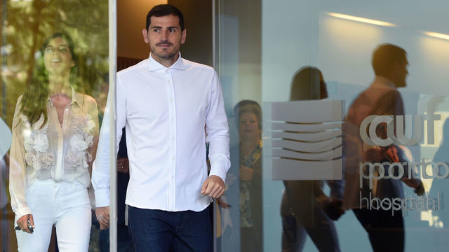 Porto's Spanish goalkeeper Iker Casillas leaves a hospital with his wife Sara Carbonero in Porto on May 06, 2019 after recovering from a heart attack. - The 37-year-old, who has 167 Spain caps and played more than 500 games for Real Madrid, suffered what the Portuguese club called an "acute myocardial infarction" during training on May 2.