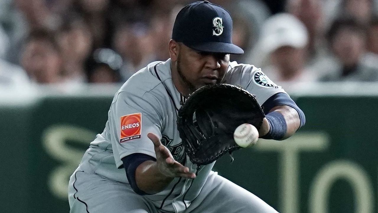 TOKYO, JAPAN - MARCH 18: Infielder Edwin Encarnacion #10 of the Seattle Mariners fields in the bottom of 4th inning during the preseason friendly game between Yomiuri Giants and Seattle Mariners at Tokyo Dome on March 18, 2019 in Tokyo, Japan.