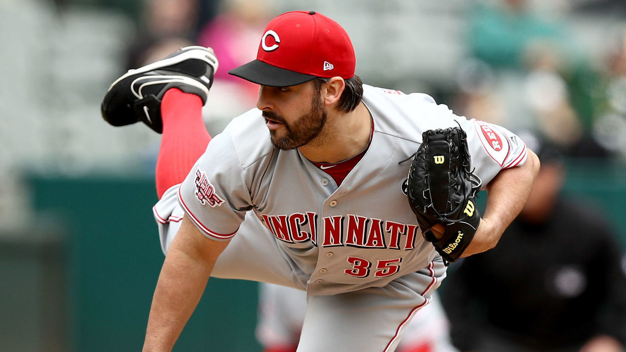 OAKLAND, CALIFORNIA - MAY 09: Tanner Roark #35 of the Cincinnati Reds pitches against the Oakland Athletics in the first inning at Oakland-Alameda County Coliseum on May 09, 2019 in Oakland, California.
