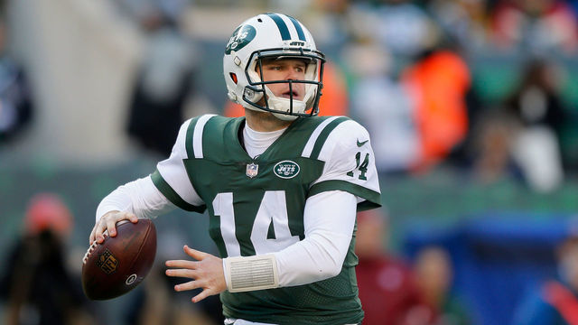 EAST RUTHERFORD, NJ - DECEMBER 23: (NEW YORK DAILIES OUT) Sam Darnold #14 of the New York Jets in action against the Green Bay Packers on December 23, 2018 at MetLife Stadium in East Rutherford, New Jersey. The Packers defeated the Jets 44-38 in overtime.