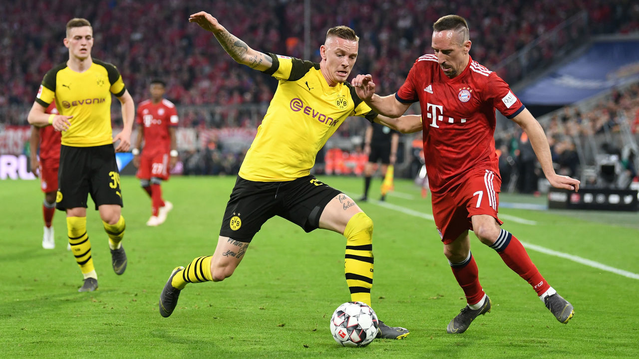 06 April 2019, Bavaria, München: Soccer: Bundesliga, 28th matchday, Bayern Munich - Borussia Dortmund in the Allianz Arena. Munich's Franck Ribery (r) and Marius Wolf from Dortmund fight for the ball. IMPORTANT NOTE: In accordance with the requirements of the DFL Deutsche Fußball Liga or the DFB Deutscher Fußball-Bund, it is prohibited to use or have used photographs taken in the stadium and/or the match in the form of sequence images and/or video-like photo sequences. Photo: Sina Schuldt/dpa