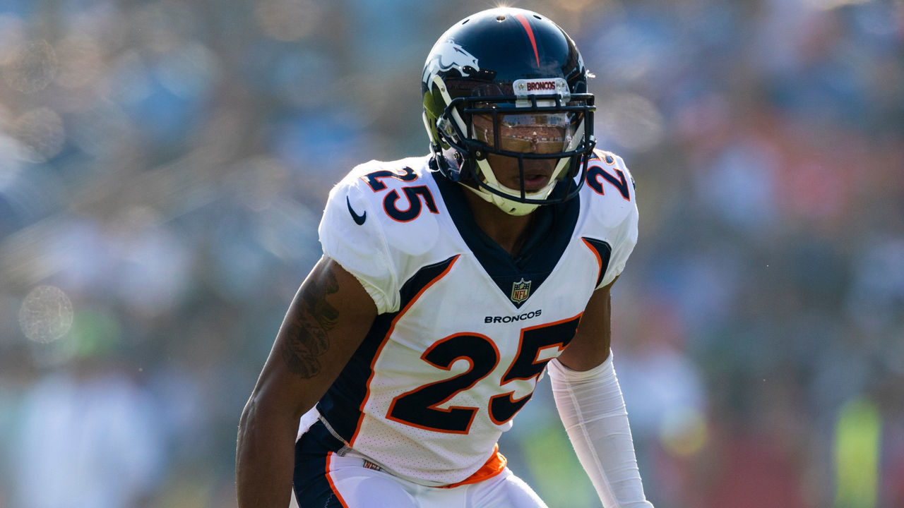 CARSON, CA - NOVEMBER 18: Denver Broncos cornerback Chris Harris (25) during the NFL regular season game against the Los Angeles Chargers on Sunday, November 18, 2018, at StubHub Center in Carson, CA.
