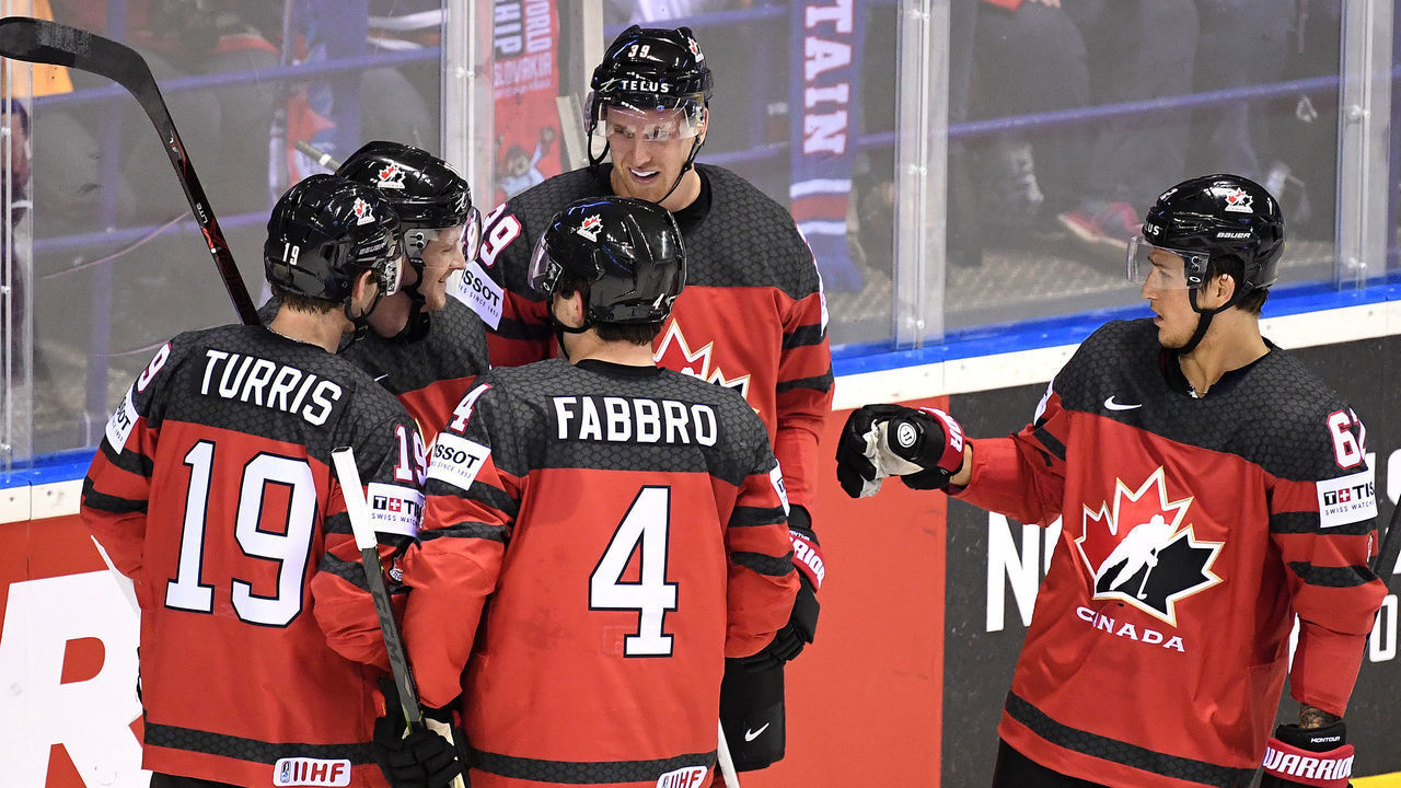 12 May 2019, Slovakia, Kosice: Ice hockey: World Championship, Great Britain - Canada, preliminary round, Group A, 2nd matchday in the Steel Arena. Canada's scorer Anthony Mantha (M, behind) cheers with his teammates about the goal to 0:2. Photo: Monika Skolimowska/dpa-Zentralbild/dpa