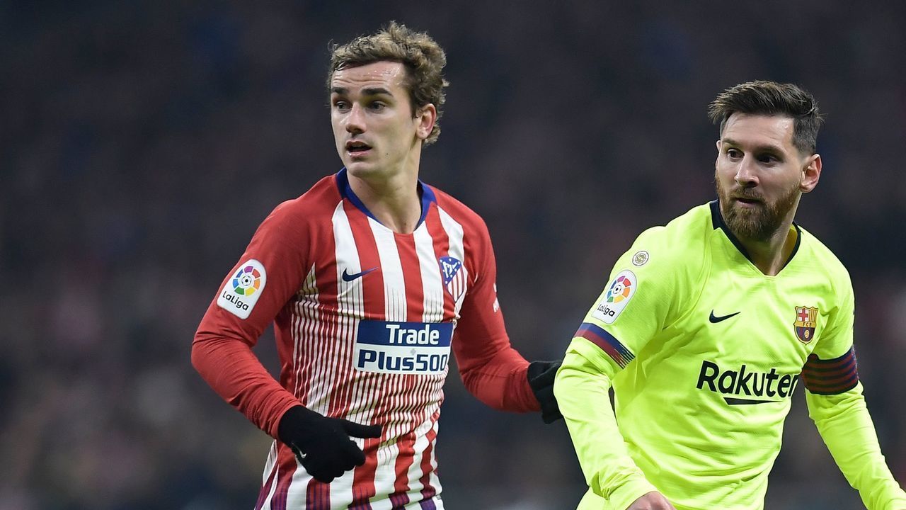 Barcelona's Argentinian forward Lionel Messi (R) and Atletico Madrid's French forward Antoine Griezmann wait to be passed the ball during the Spanish league football match between Club Atletico de Madrid and FC Barcelona at the Wanda Metropolitano stadium in Madrid on November 24, 2018.