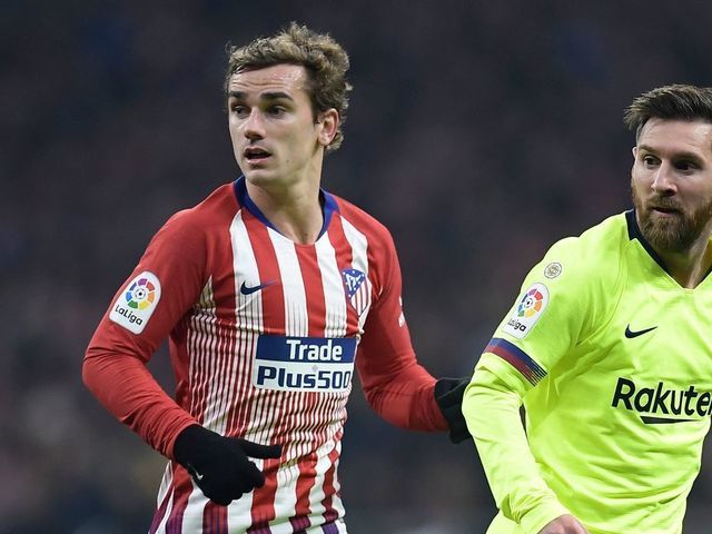 Barcelona's Argentinian forward Lionel Messi (R) and Atletico Madrid's French forward Antoine Griezmann wait to be passed the ball during the Spanish league football match between Club Atletico de Madrid and FC Barcelona at the Wanda Metropolitano stadium in Madrid on November 24, 2018.