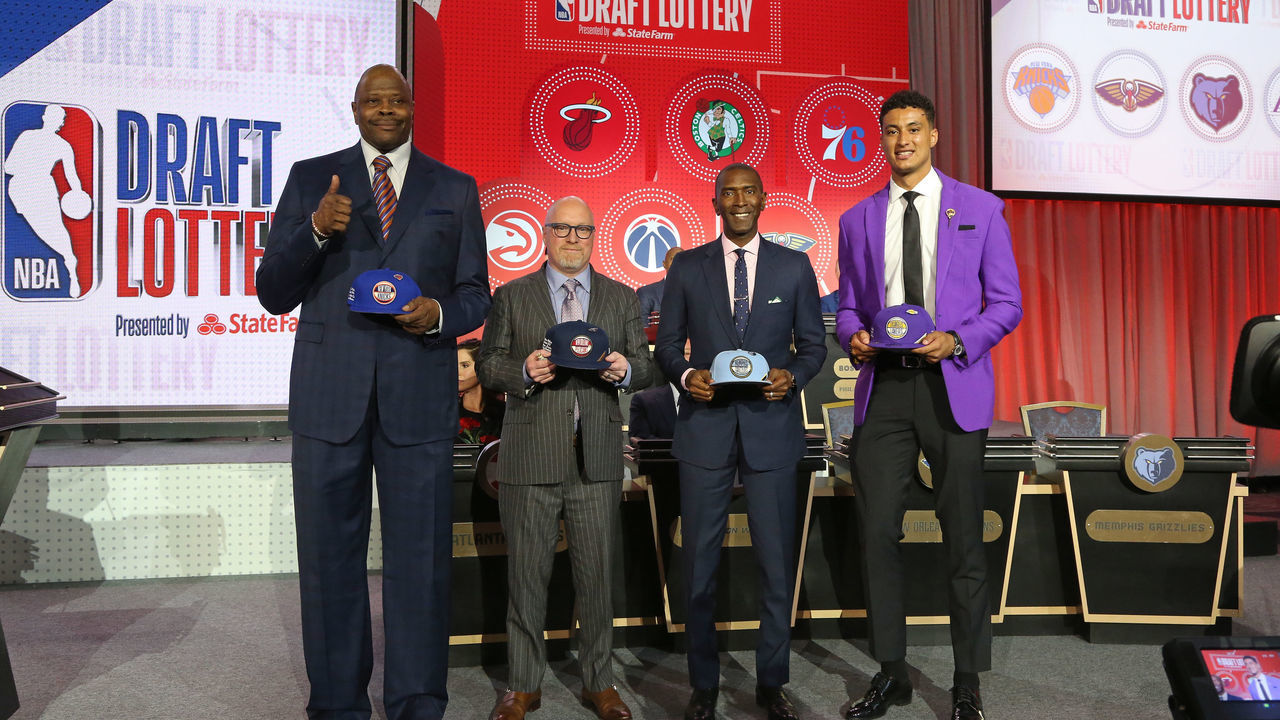 CHICAGO, IL - MAY 14: Patrick Ewing of the New York Knicks, David Griffin of the New Orleans Pelicans, Elliot Perry of the Memphis Grizzlies and Kyle Kuzma #0 of the Los Angeles Lakers pose for a photo on stage at the 2019 NBA Draft Lottery on May 14, 2019 at the Chicago Hilton in Chicago, Illinois. NOTE TO USER: User expressly acknowledges and agrees that, by downloading and/or using this photograph, user is consenting to the terms and conditions of the Getty Images License Agreement. Mandatory Copyright Notice: Copyright 2019 NBAE